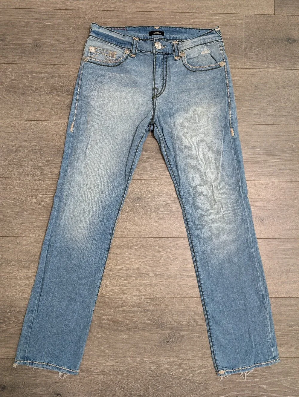 True Religion Ricky Relaxed Straight Light Wash Distressed Unique Stitching•34👖